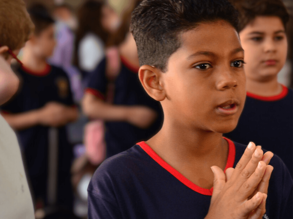 Aluna da Educação Infantil brincando com blocos de montar