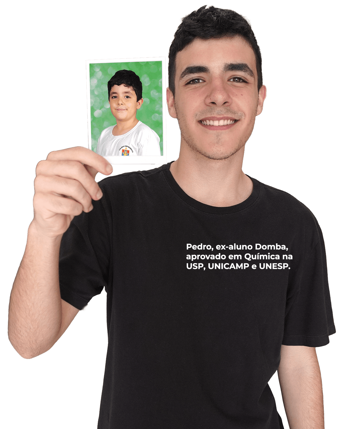 Ex-aluno do Colégio Dom Barreto, Rafael, segurando uma foto de quando era criança na escola